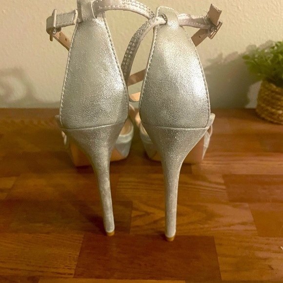 NEW… Pelle Moda Onora T-Strap Platform Heel - Picture 5 of 5